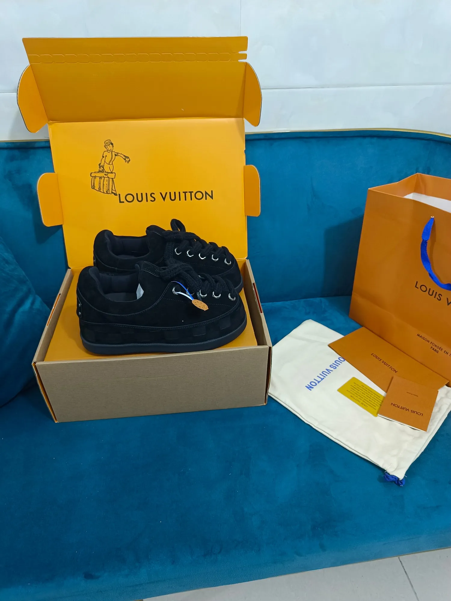 👟👟Ex-factory price 640👟👟 LV YETI slip-on shoes, based on suede cow leather, partially embossed with Nigo's reinterpretation of LV Damier pattern, cleverly echoing the Chinese tradition of taking off shoes when entering the house, and the "small feet" aesthetic is integrated into Chinese street genes. The palm-printed rubber outsole hides the LV letters and Monogram flowers. The exquisite craftsmanship made in Italy shows the brand's heritage in a comfortable slip-on style. The reservation mode adds a unique style, it is traditional and trendy, and it is suitable for couples aged 35-45.